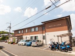 明るい外観の建物