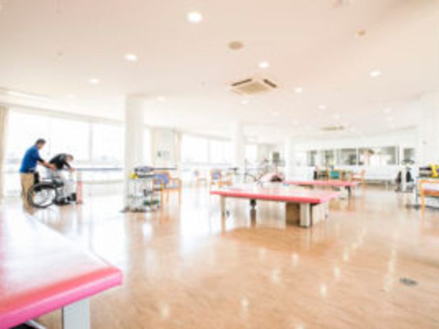 機能訓練室 機能訓練室 広々とした明るい空間で、機能訓練が行いやすく、快適に過ごせます。車椅子利用の方にも配慮された環境です。