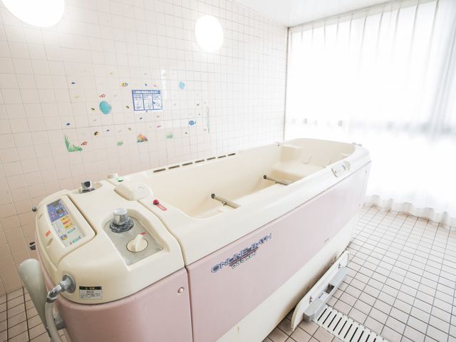 浴槽のある浴室 浴室 大きな浴槽が設置された明るい空間です。快適な入浴タイムをサポートします。