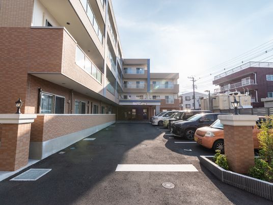 明るい外観の建物