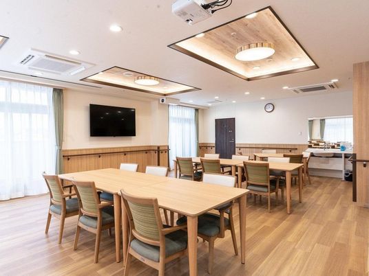 清潔で広い食堂の仕事場