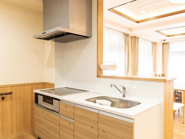 清潔なキッチン 食堂兼機能訓練キッチン 綺麗に整備されたキッチンがあり、日々の料理を気持ちよく行える環境が整っています。ゆったりとしたダイニングスペースも備わっており、快適な食事時間を過ごせます。