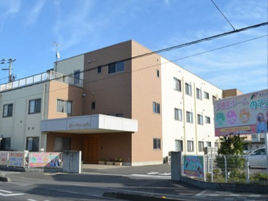 施設の外観と入口