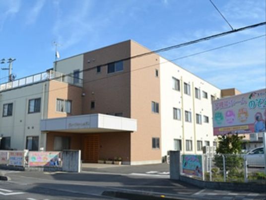 施設の外観と入口