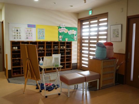 玄関ホールの明るい空間