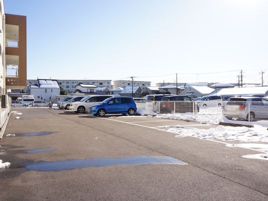 晴れた日の駐車場景色