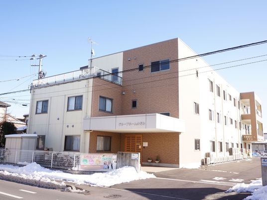 明るい外観の建物