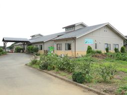 明るい外観の建物