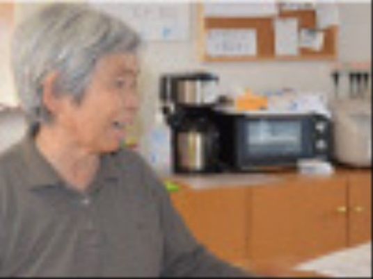 笑顔の高齢者キッチン