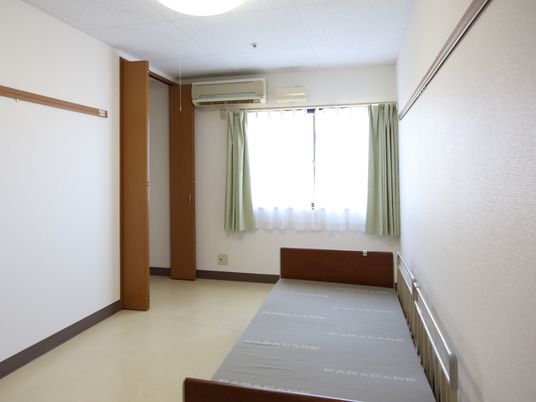 清潔な居室の一室