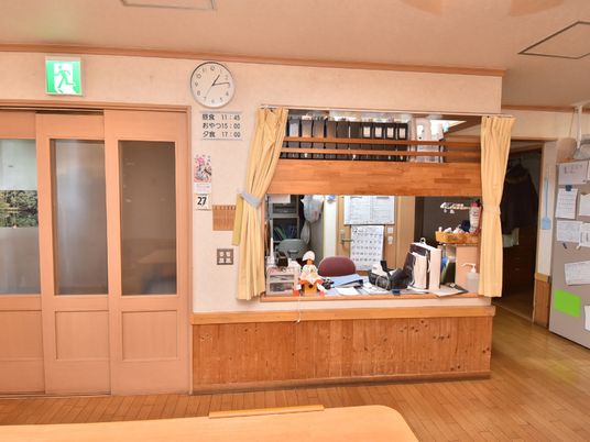 フロントカウンターと時計