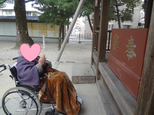 車椅子の方が和室を望む