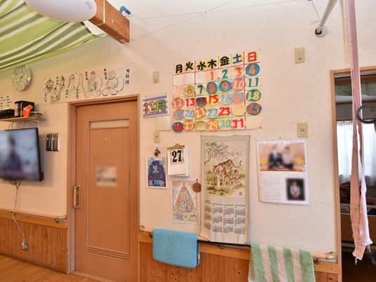 和風の壁掛け装飾あり部屋