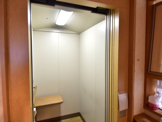 広々としたエレベーター内部