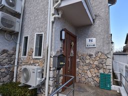 施設のエントランス正面