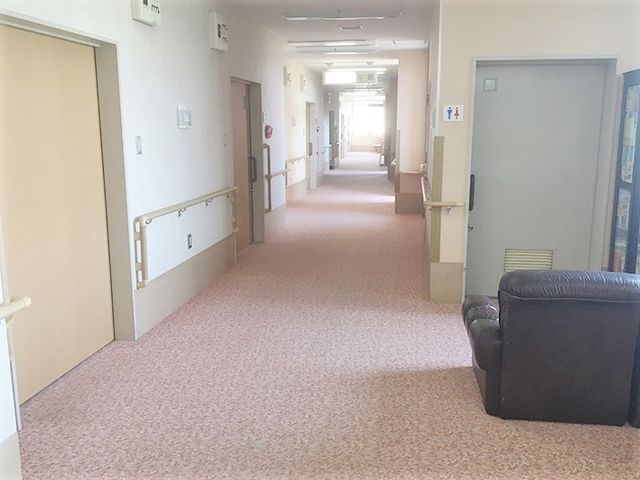 清潔感ある明るい廊下 廊下 ゆったりと配された安否確認がしやすい廊下です。安全を考えた手すりも完備しています。
