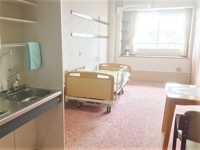 居室の明るい空間 居室 窓辺のベッドからは柔らかな日差しが心地よく、清潔感溢れる居室です。