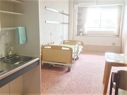 居室のベッドと洗面台