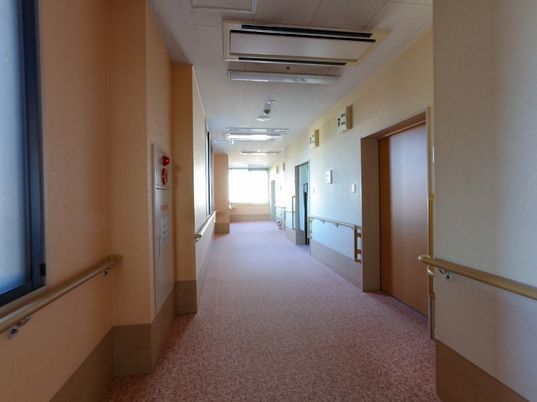 明るい施設の廊下