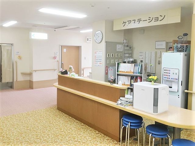 快適なフロント風景 スタッフ 明るくゆったりとした受付エリアで、スタッフの笑顔が迎えてくれます。