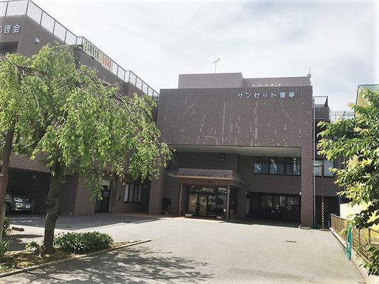 清潔感のある施設エントランス