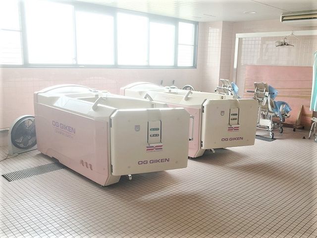 特殊浴槽のある浴室 浴室 清潔感ある特殊浴槽で、利用者の快適な入浴をサポートします。