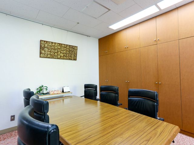 会議室の机と椅子 共有スペース 品のある会議テーブルと、快適な座り心地の椅子が整えられたスペースです。