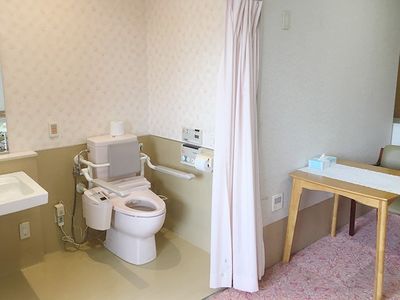 明るい色合いのトイレ空間