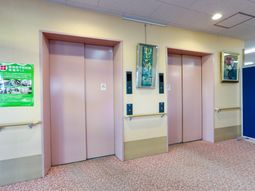 清潔なエレベーター前廊下