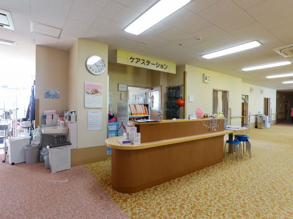 カウンターと掲示物の広間