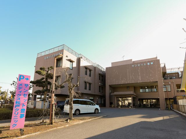 明るい外観の建物 外観 清潔感あふれる外観と、広々とした駐車スペースが印象的です。安心して通勤できる環境が整っています。
