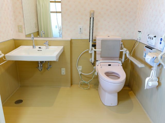 バリアフリーな浴室設備 トイレ 手すりや広々とした動線を配慮した安全な空間です。清潔感のある環境を心地よくご利用いただけます。