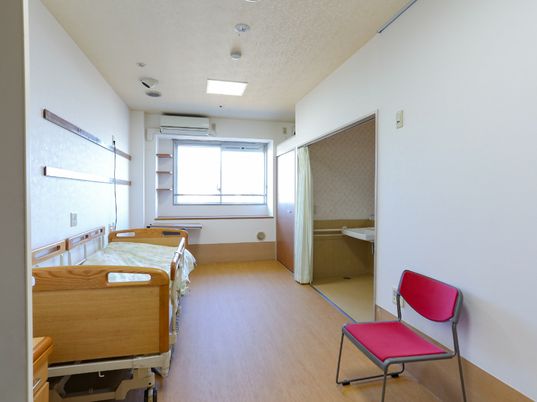 居室内のベッドと椅子