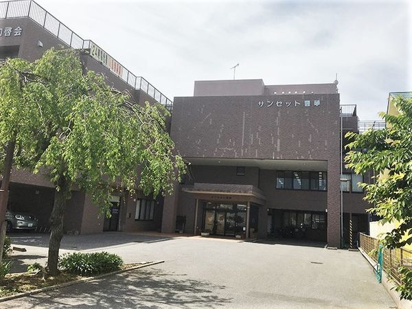 緑豊かな建物エントランス