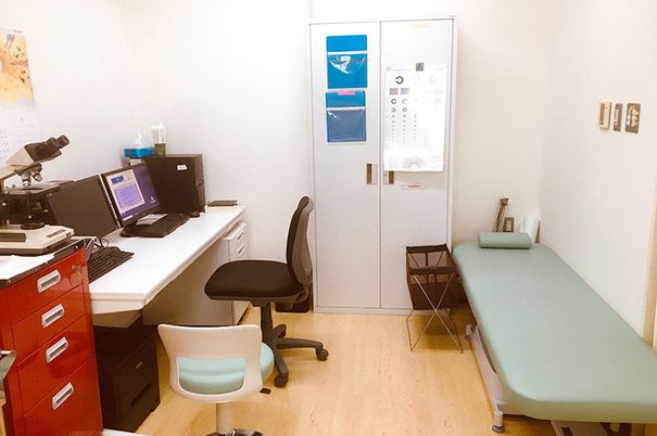 診療用機材の並ぶ部屋