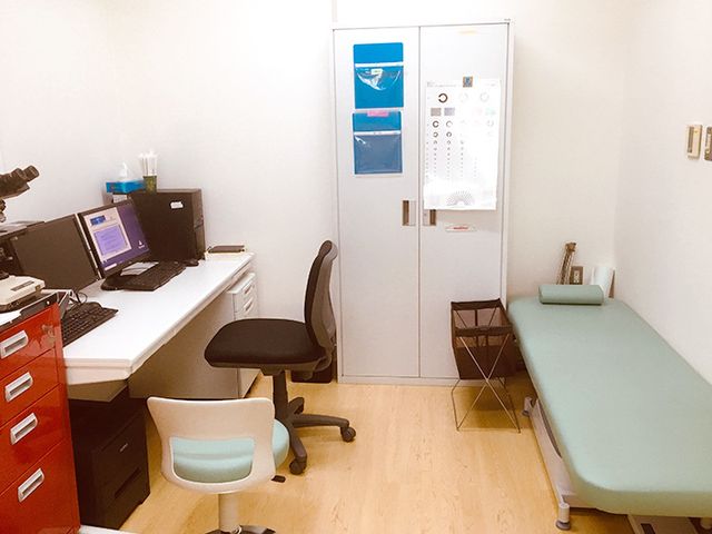 診療用機材の並ぶ部屋 居室 明るく清潔な空間は、機能訓練に適しています。必要な機器が整った環境で安心です。