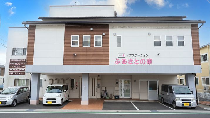 車が並ぶ建物外観