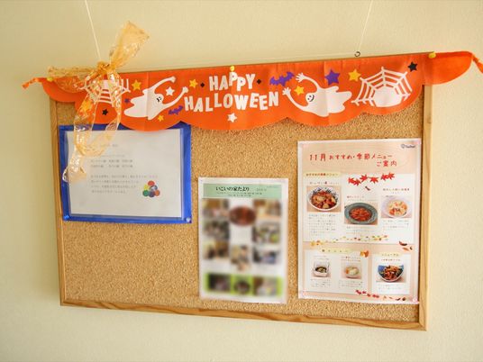 情報掲示物とハロウィン飾り
