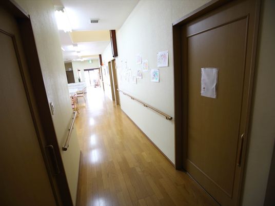 明るく穏やかな廊下