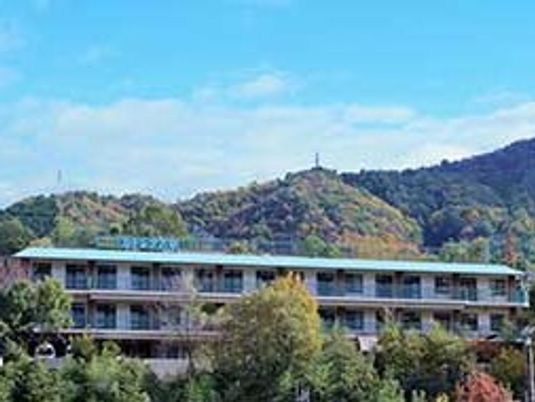 施設の外観と山並み  