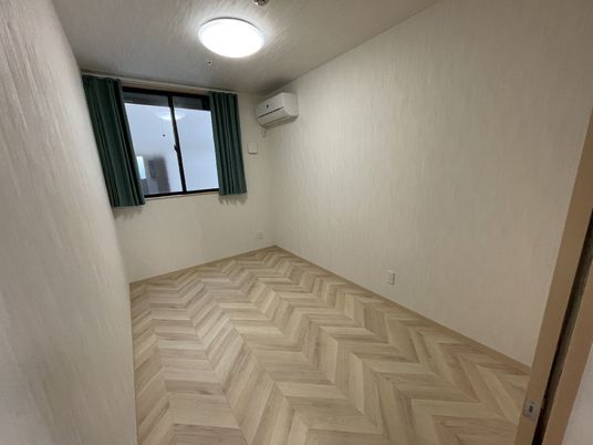 洋室のシンプルな空間