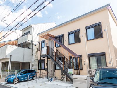 明るい外観の建物