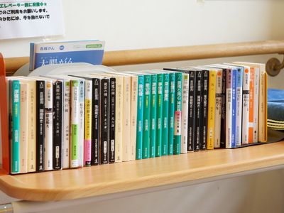 整然と並べられた本棚