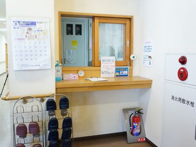 フロントカウンターと掲示物