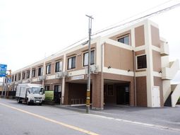 茶色い建物の施設外観