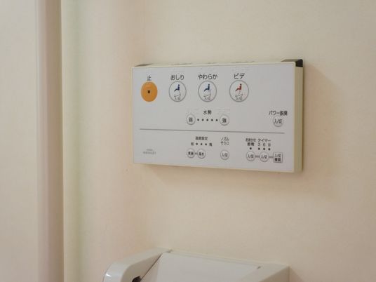 トイレ操作パネルのクローズアップ