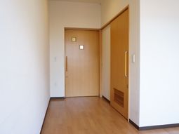 シンプルな廊下と扉