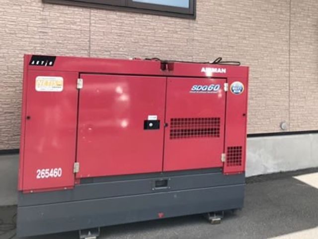 発電機のある外観 外観   建物の外に赤い発電機が設置されています。壁面沿いに置かれており、屋外設備の様子がわかります。
