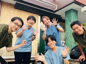 笑顔のスタッフが並ぶ外観  