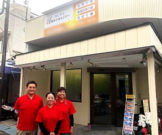 3人が並ぶ施設外観